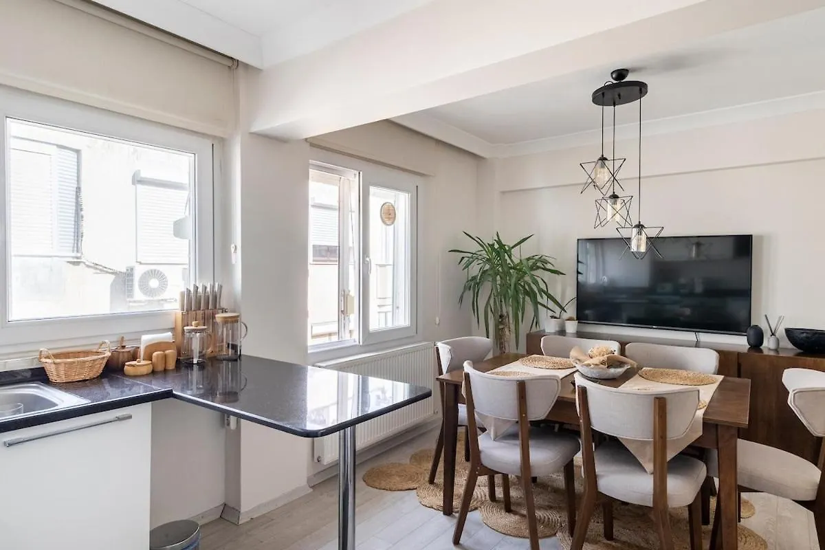 Comfortable, Peaceful Apartment In Goeztepe إزمير