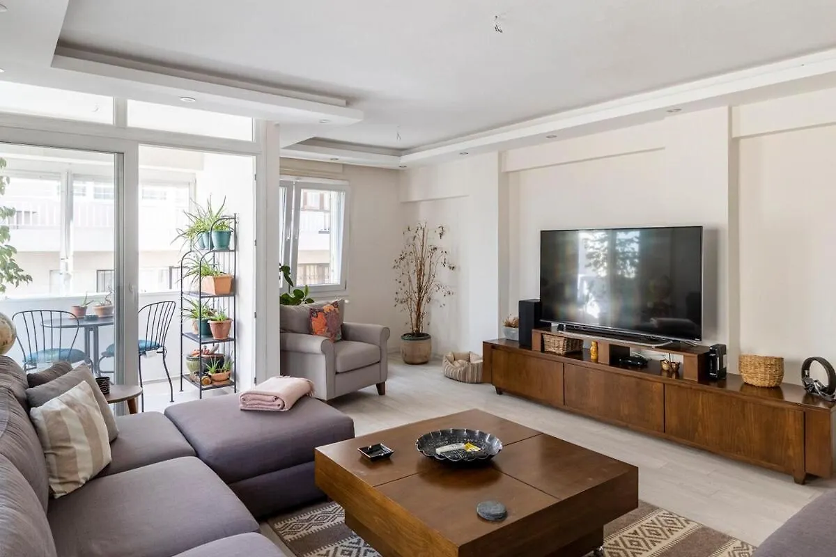 Comfortable, Peaceful Apartment In Goeztepe Izmir 0*,
